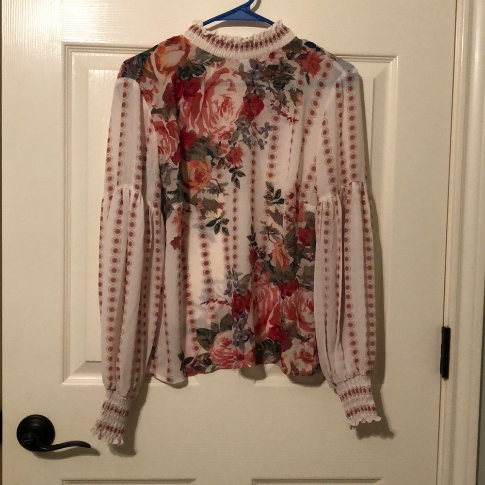 Very cute flowery top!!